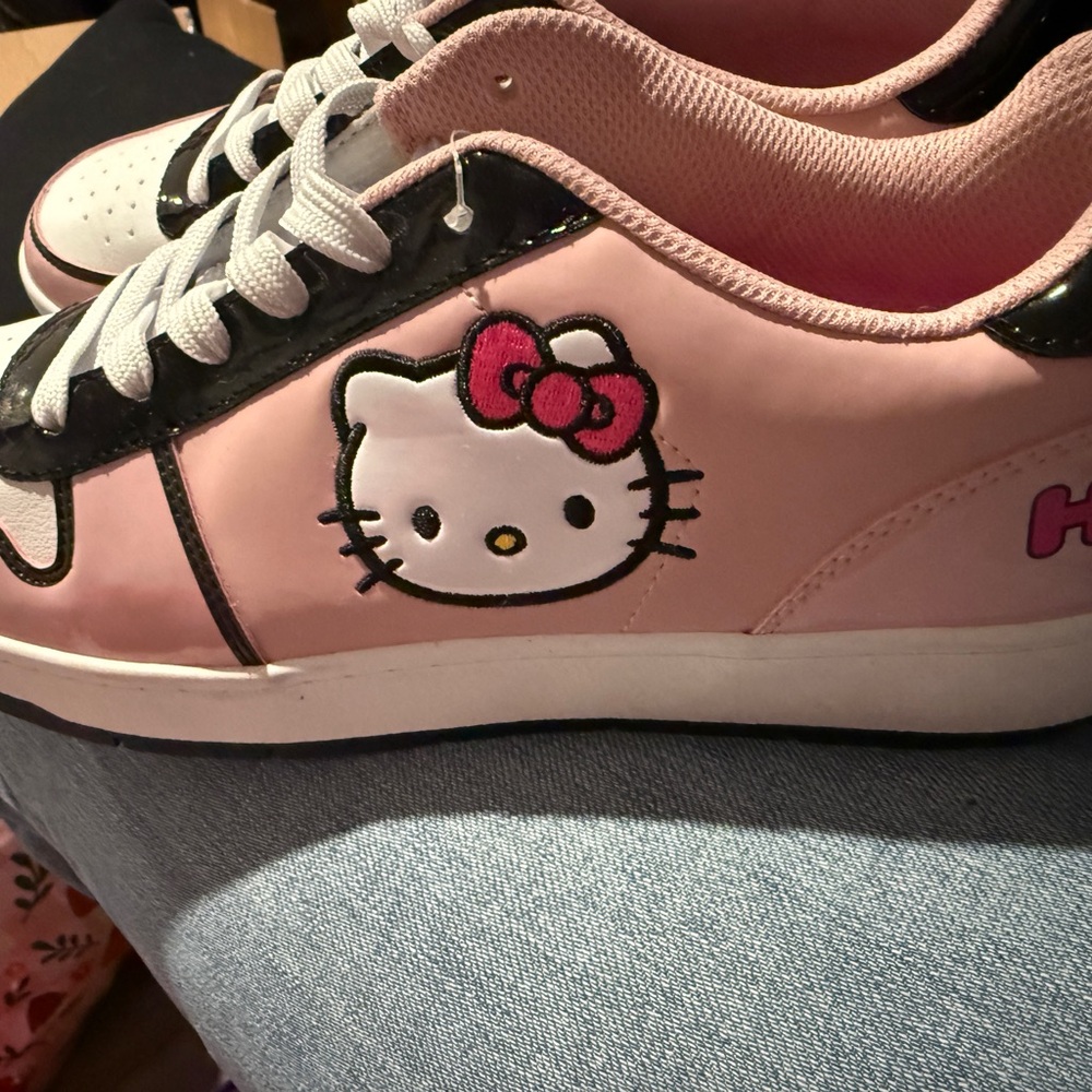 NWOT Women’s Hello Kitty Tennis Shoes size 11